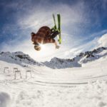 Ski-Fahrer macht einen Jump