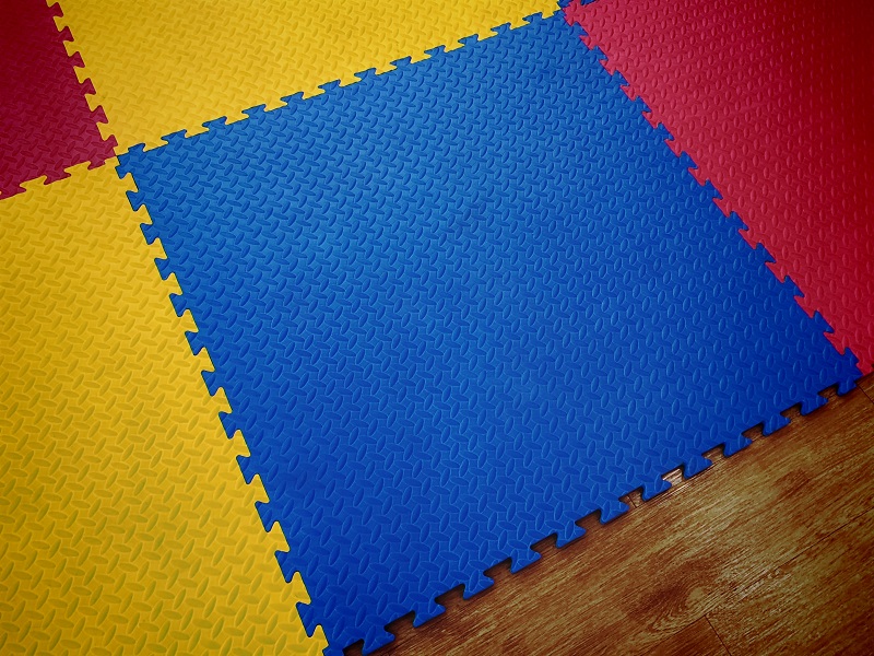 Blaue, rote und gelbe Puzzlematten