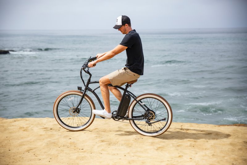 E-Bike Herren am Strand beim Meer