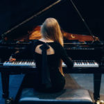 Eine Pianistin am Flügel