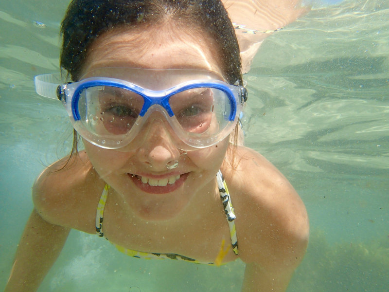 Mädchen mit Schwimmmaske unter Wasser