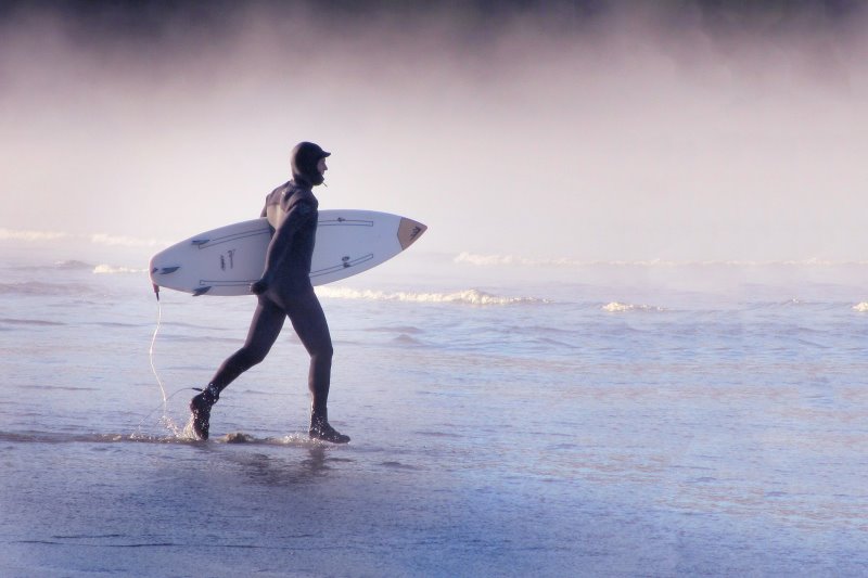 Surfer trägt Winter-Booties