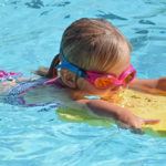 Kind schwimmt ohen Aqua Jogging Gürtel, dafür mit Side Board.