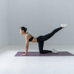 Frau macht Yoga auf einer Yogamatte