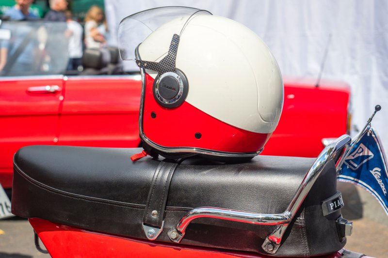 Retro-Helm in weiß- rot