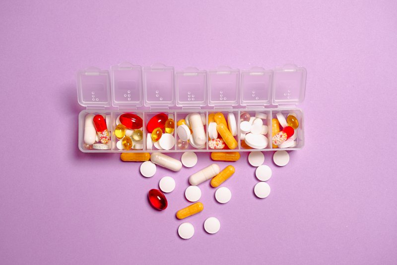 Tablettendose mit verschiedenen Pillen
