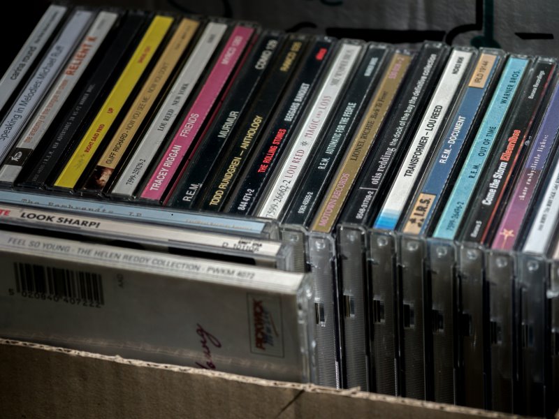 Mehrere alte CDs in einer Box