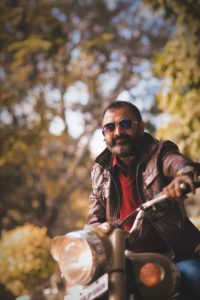 Mann mit Lederjacke auf Motorrad