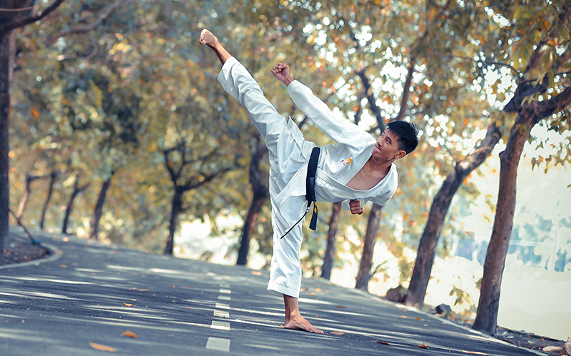 Karate hoher Tritt zum Kopf