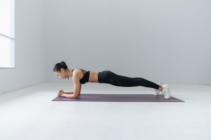 Die Bauchmuskeln werden mit dem Plank trainiert