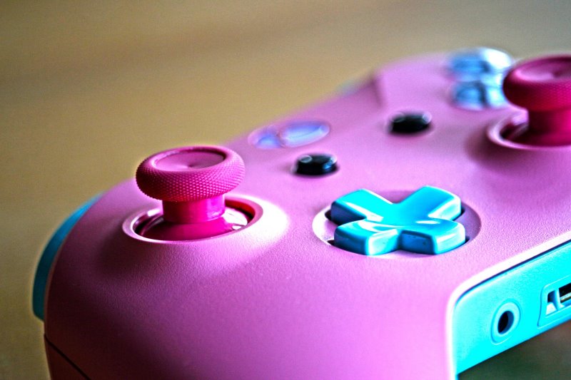 Ein pink-blauer Xbox Controller
