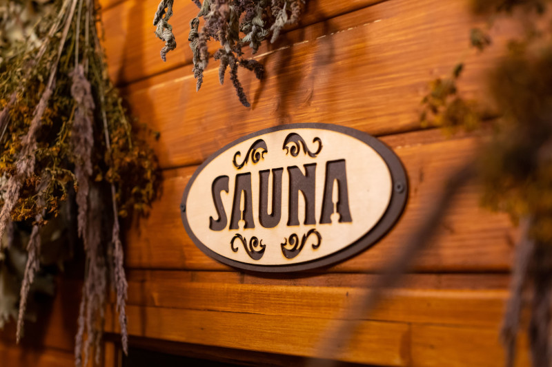Sauna-Schild und Zweige