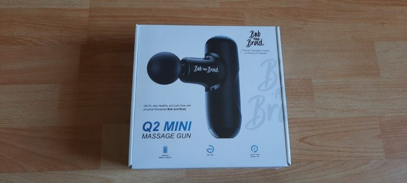 Die kompakte Originalverpackung der Mini-Massagepistole.
